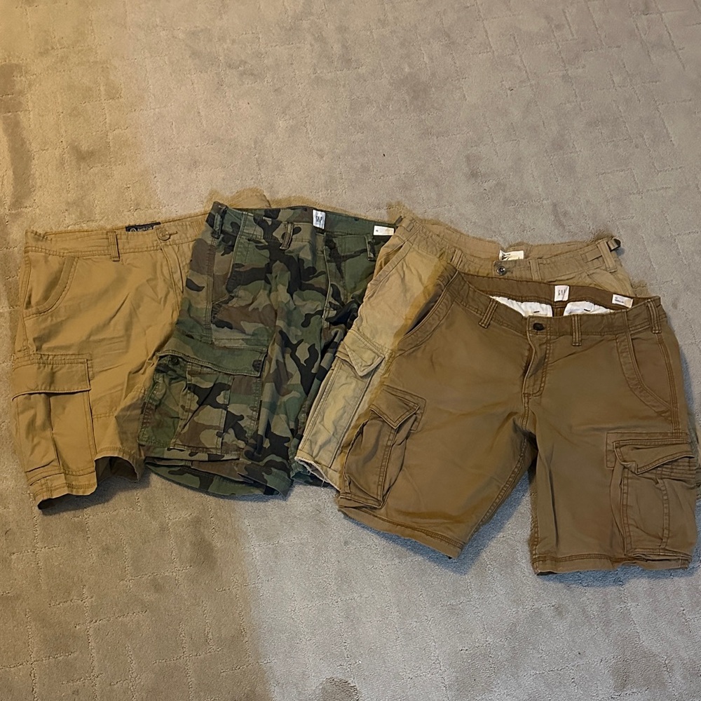 Gap Men's Cargo Shorts in Tan and Camouflage